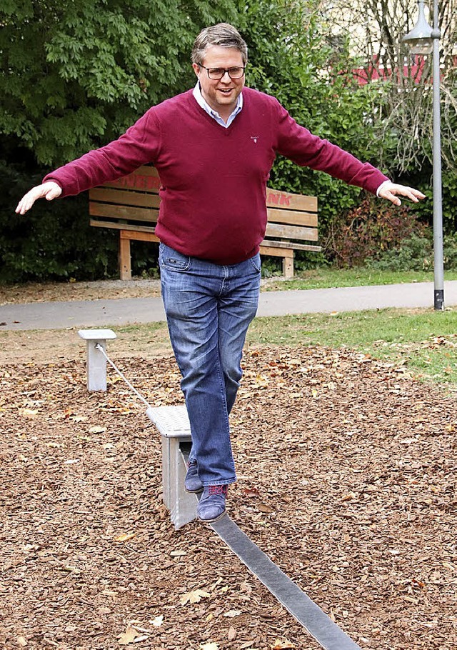 Tobias Benz probierte die Slackline gleich aus.   | Foto: Schiller