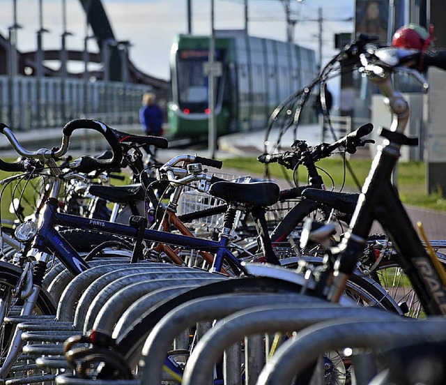 Mit Rad und Tram unterwegs zu sein, ist gut fr das Klima.   | Foto: Lauber