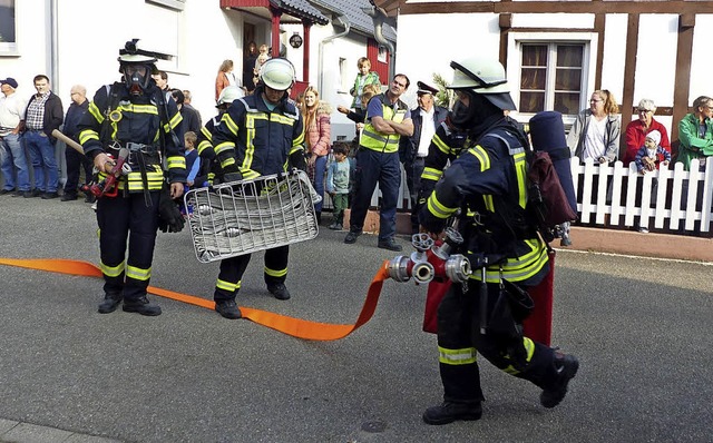 Mit Atemschutz mussten die Wehrmnner ins Gebude.   | Foto: Dieter Fink