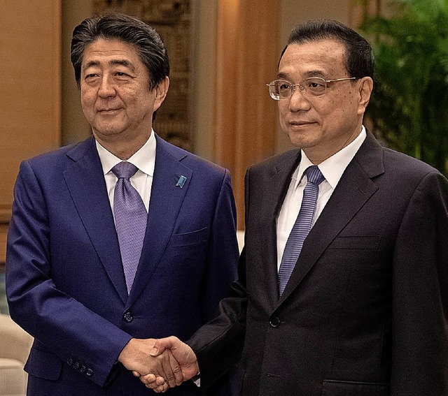 Chinas Regierungschef Li Keqiang (rechts) and Japans  Premier  Shinzo Abe  | Foto: AFP