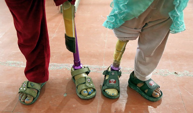 Kriegsversehrte Mdchen im Jemen probieren Prothesen aus.  | Foto: DPA