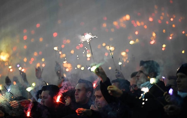 Frankfurts Fans lassen im Fanblock Wunderkerzen abbrennen.  | Foto: dpa