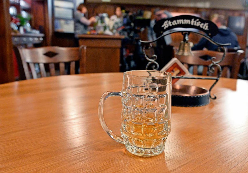 Am Stammtisch wird nicht nur getrunken  | Foto: Winfried Rothermel/dpa