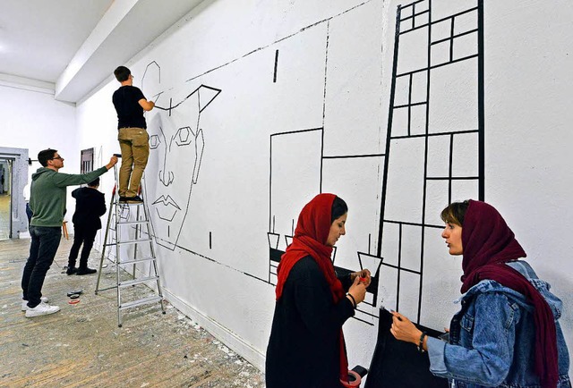 Gemeinsam gestalten junge Studierende ...die Iraner eine neue, fremde  Technik.  | Foto: Michael Bamberger