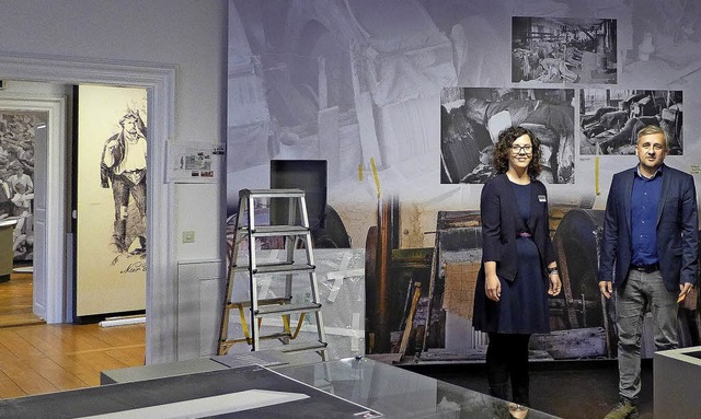 Kuratorin Christine Reinhold und Museu...elsteinschleifer ausprobieren knnen.   | Foto:  usk