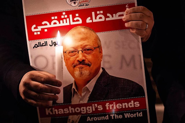 Ein Demonstrant zeigt ein Bild des getteten Journalisten Jamal Khashoggi   | Foto: AFP