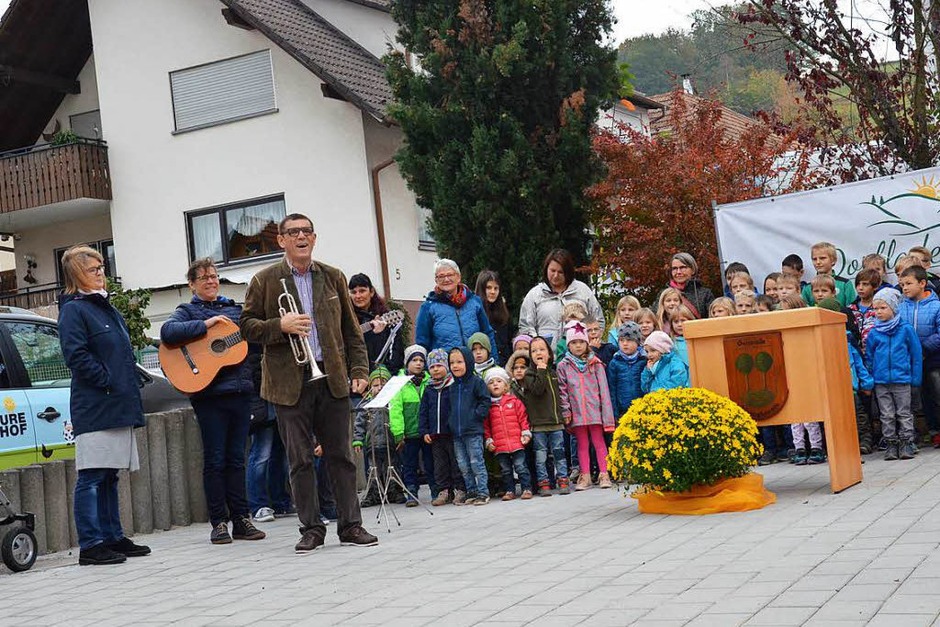 Helmut Dold moderierte die eröffnung, die Kinder des Kindergartens und der Grundschule sangen. (Foto: Karl Kovacs) Helmut Dold moderierte die eröffnung, die Kinder des Kindergartens und der Grundschule sangen. (Foto: Karl Kovacs)
