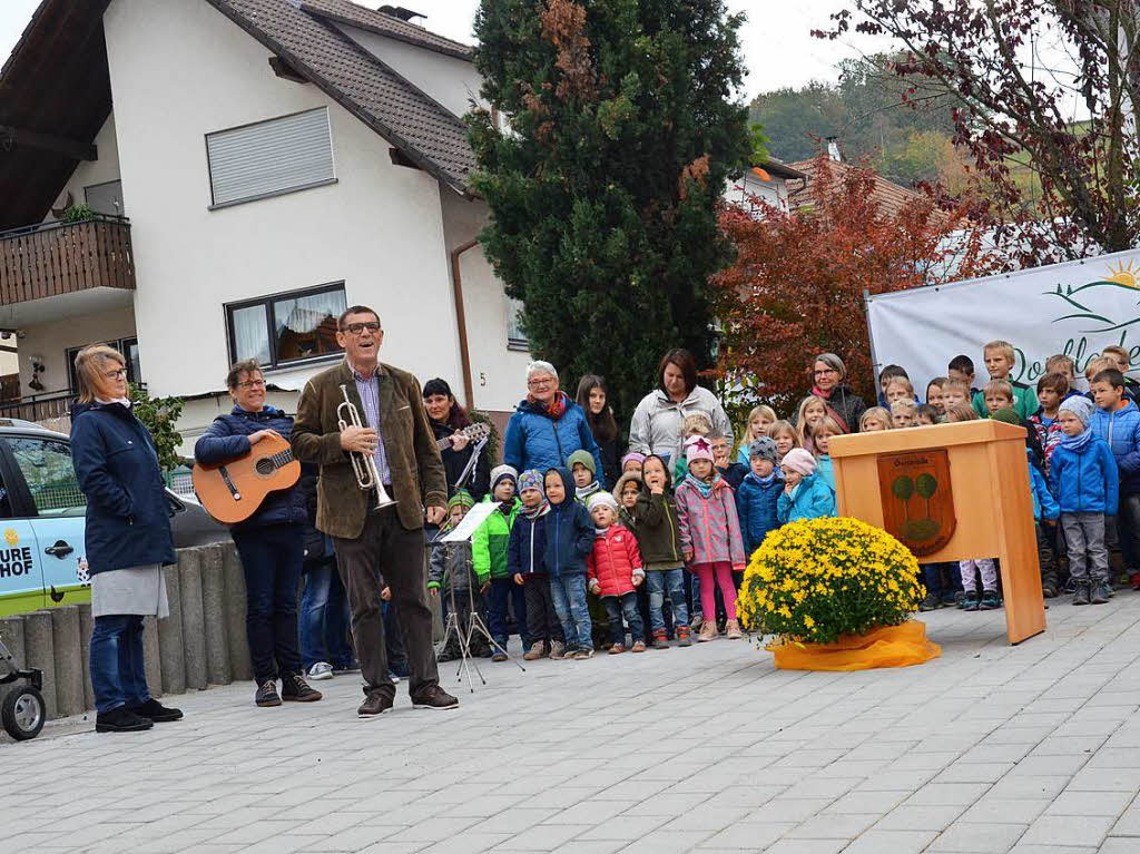 Helmut Dold moderierte die erffnung, die Kinder des Kindergartens und der Grundschule sangen.