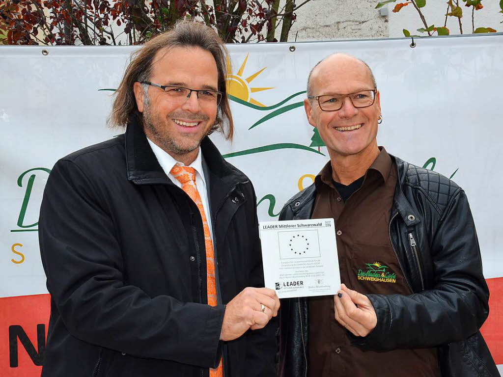 Brgermeister Carsten Gabbert (links) berreichte Rainer Wenglein die Leader-Plakette. Das Projekt wurde mit 200000 Euro gefrdert.