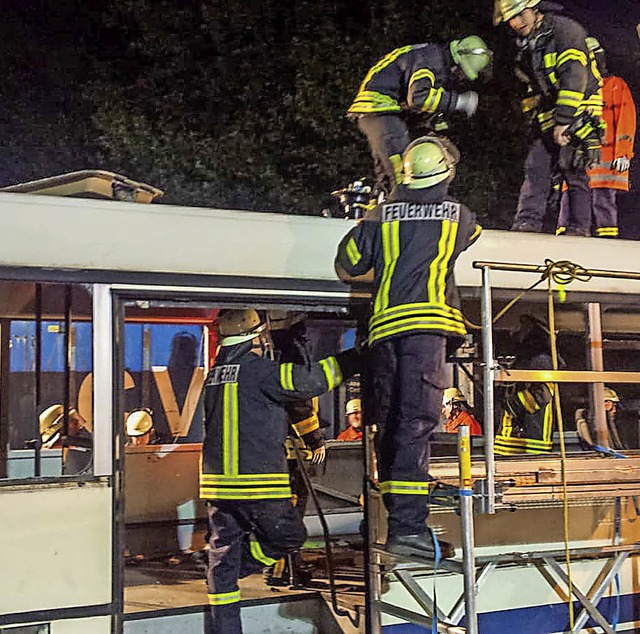 Welche Gerte eingesetzt werden mssen...s zu retten, bten 40 Feuerwehrleute.   | Foto: Olaf Michel