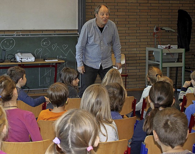 Mhelos schafft es Andreas Kirchgner...fmerksamkeit der Schler zu gewinnen.   | Foto: Adelbert Mutz