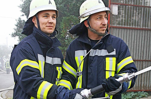 Gute bung: Zwei Feuerwehrmnner auf dem Heuberg.  | Foto: Ralph Lacher