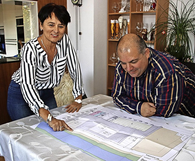 Janina und Rolf Sperisen freuen sich a...ewerbegebiet Sulzfeld entstehen soll.   | Foto: Gerald Edinger