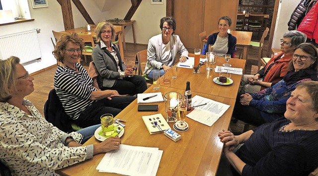 Frauen diskutieren ber die Ratsarbeit in Bollschweil.  | Foto: Beatrice Ehrlich