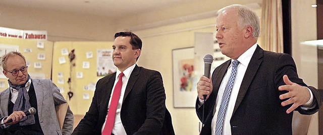 Johannes Fechner (Mitte) und Peter Wei...ling bei der Diskussion in Denzlingen   | Foto: Louis Gross