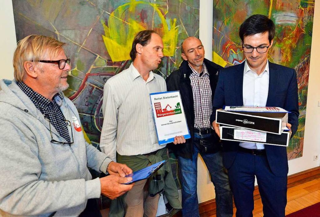 Ulrich Glaubitz, Manfred Krber und Ra...ften an Oberbrgermeister Martin Horn.  | Foto: Michael Bamberger