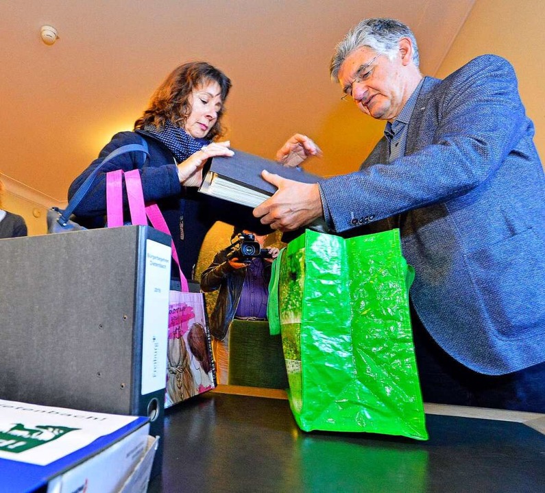 Thomas Willman (rechts) vom Amt fr B...zt, ob die Unterschriften gltig sind.  | Foto: Michael Bamberger