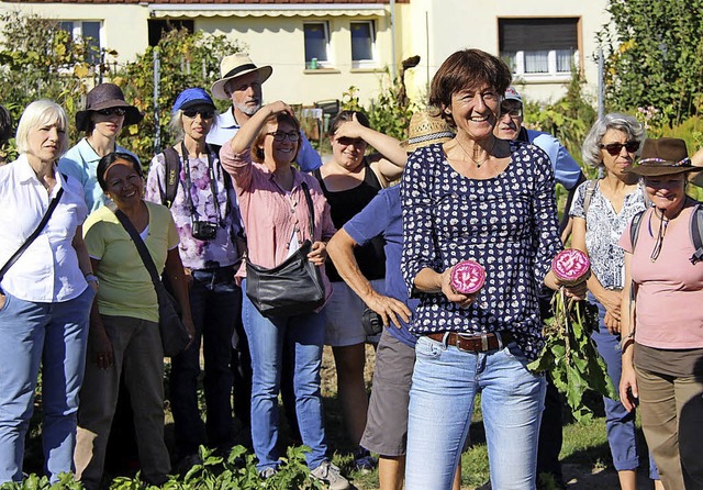 Monika Witte prsentiert bei einer Fh...uch eine schmackhafte Rot-weie Beete.  | Foto: Horst David