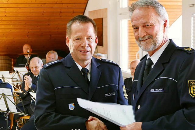 Uwe Kaiser mit Polizeiprsident Bernhard Rotzinger.  | Foto: Peter Stellmach