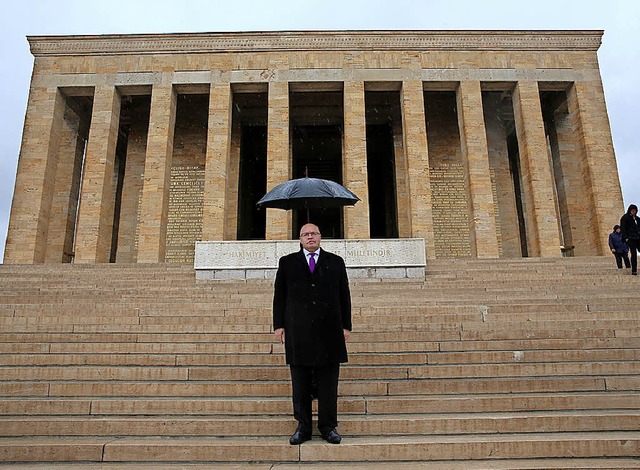 Peter Altmaier vor dem Mausoleum von Staatsgrnder Mustafa Kemal Atatrk  | Foto: dpa
