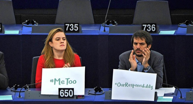 Zwei Abgeordnete des EU-Parlaments wh...iner Debatte ber sexuelle Belstigung  | Foto: AFP