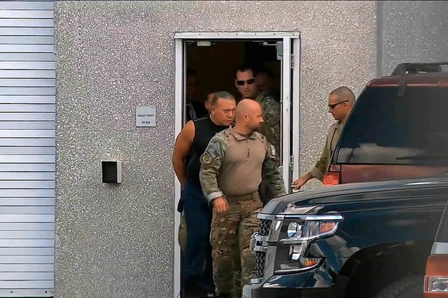 FBI-Agenten fhren den 56-jhrigen Verdchtigen  im Bundesstaat Florida ab.  | Foto: dpa