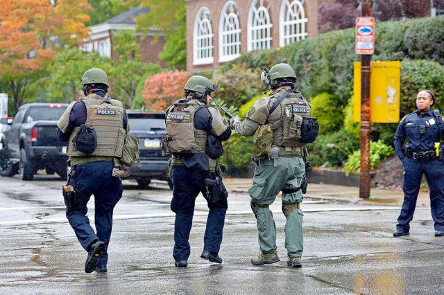 Bewaffnete Polizisten sichern in Pittsburgh eine Strae.  | Foto: dpa
