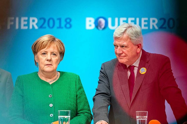 Bundeskanzlerin Angela Merkel (CDU) un...CDU) bei einer Wahlkampfveranstaltung.  | Foto: dpa
