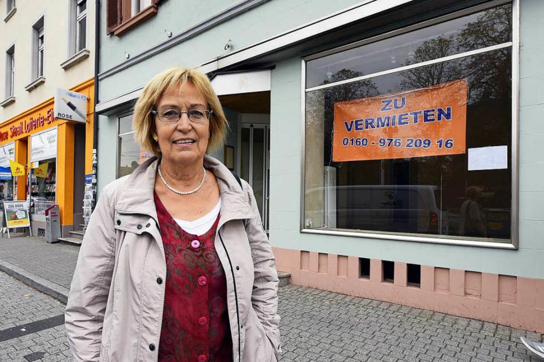 Die Apothekerin Heide Bentler-Brugger vor ihrem einstigen Geschäft.  | Foto: Thomas Kunz