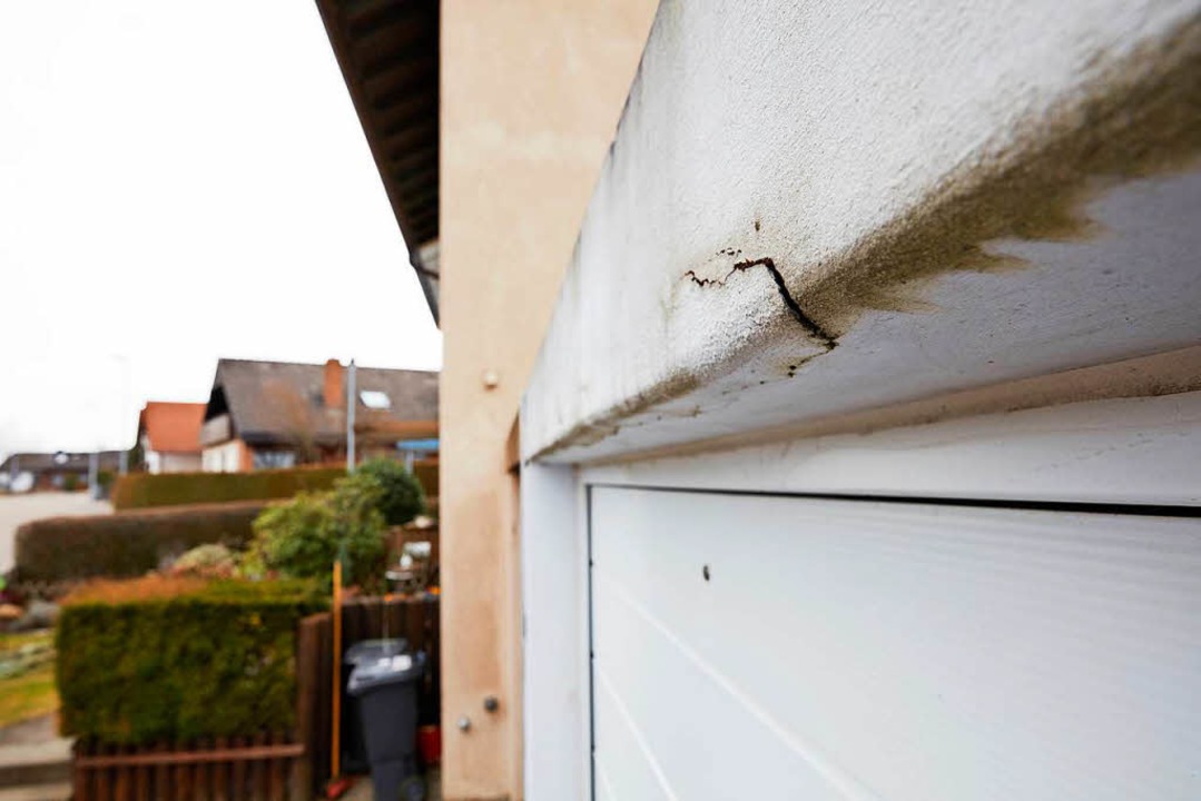 Auch  kleine Schäden draußen können größere im Innern nach sich ziehen.    | Foto: Bausparkasse Schwäbisch Hall/Scheyhing