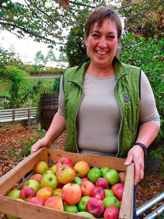 Bettina Bühler freut sich über eine  üppige Apfelernte.   | Foto:  tak
