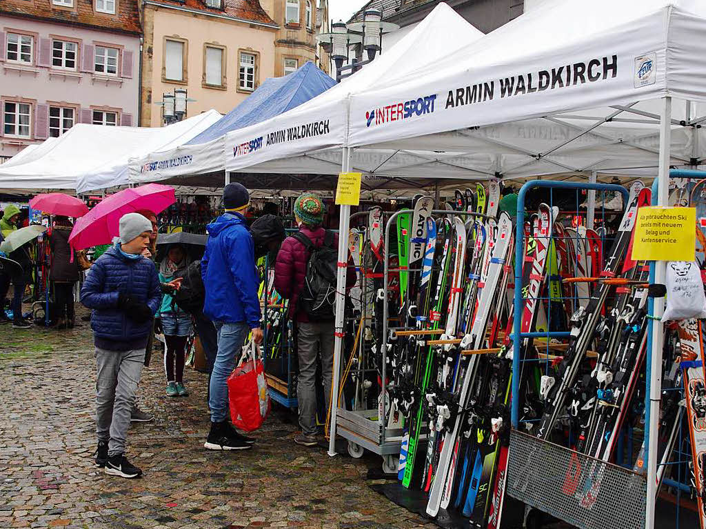 Mit Ski, Schirm und Kapuze: Impressionen vom Emmendinger Brettlimrkt 2018.