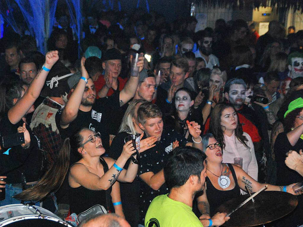 Schaurig-schön war’s bei der Halloween-Party der Schluuchturmgeischter am Samstag. Schaurig-schön war’s bei der Halloween-Party der Schluuchturmgeischter am Samstag.
