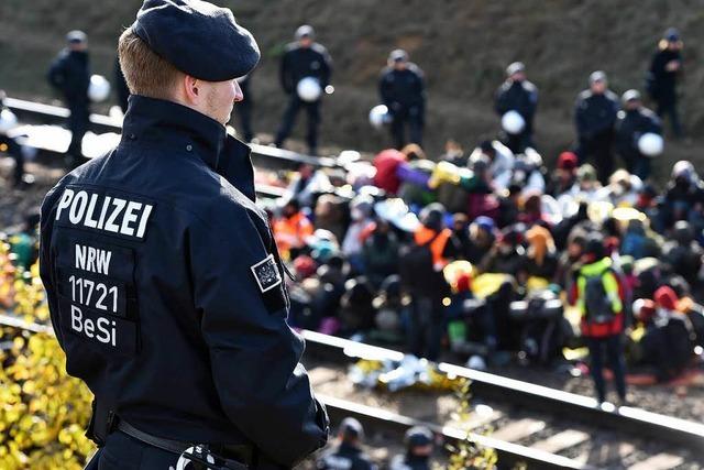 Erneut Proteste gegen Braunkohle – Sitzblockaden auf Schienen der Hambach-Bahn