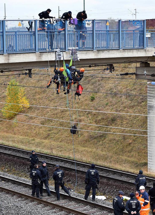 Aktivisten des Aktionsbündnisses «Ende...r den Gleisen der Kohlebahn abgeseilt.  | Foto: dpa