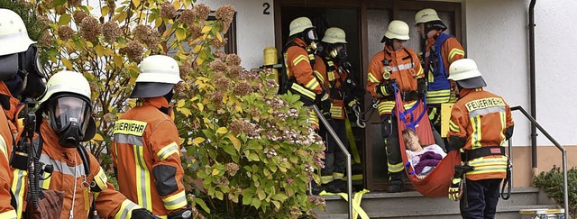 Mitglieder der Feuerwehr retten ein ju...hen bei der bung mit einem Tragetuch.  | Foto: Benedikt Sommer