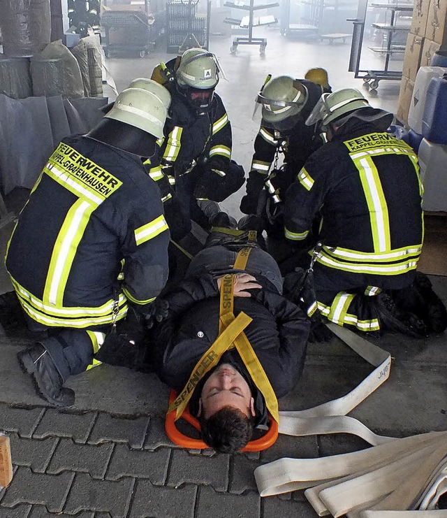 Die Feuerwehr Kappel-Grafenhausen probte am Samstag auch die Menschenrettung.   | Foto: Rudi Rest