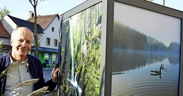 Karl-Heinz Raach zeigt an seinem Meile...r Wasserfall und den Windgfllweiher.   | Foto: Gerhard Lck