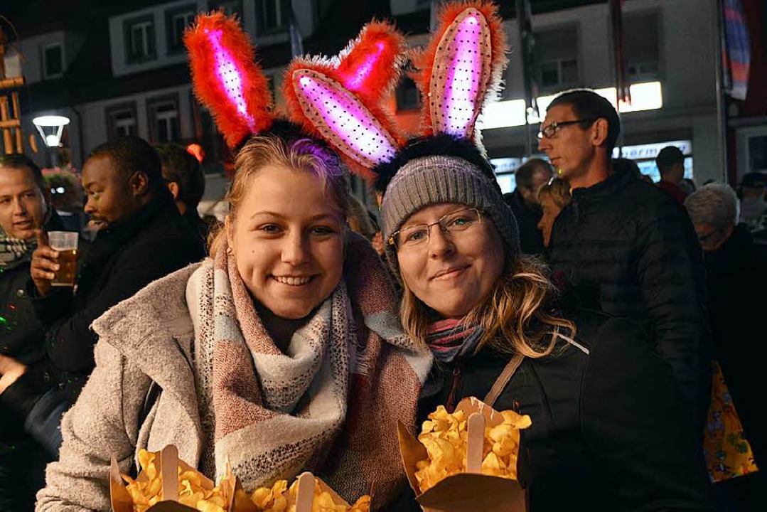 Mit beleuchteten Hasenohren nehmen die...gen Frauen aktiv  am Lichterfest teil.  | Foto: Horatio Gollin