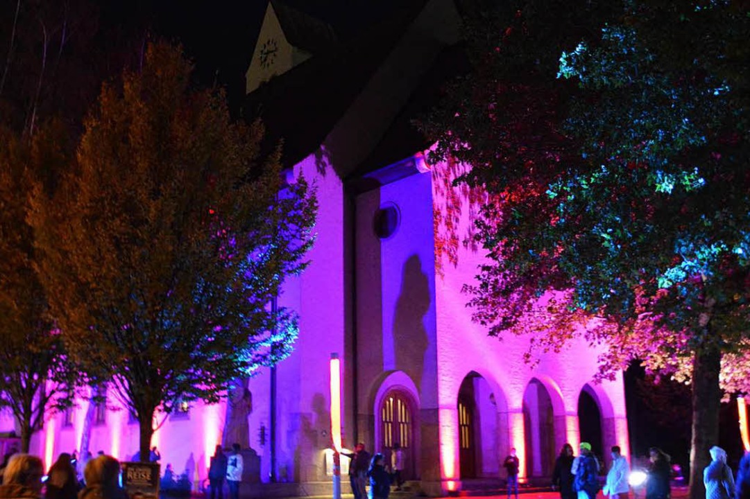 Die Christuskirche strahlt im violetten Licht der Illumination.  | Foto: Horatio Gollin