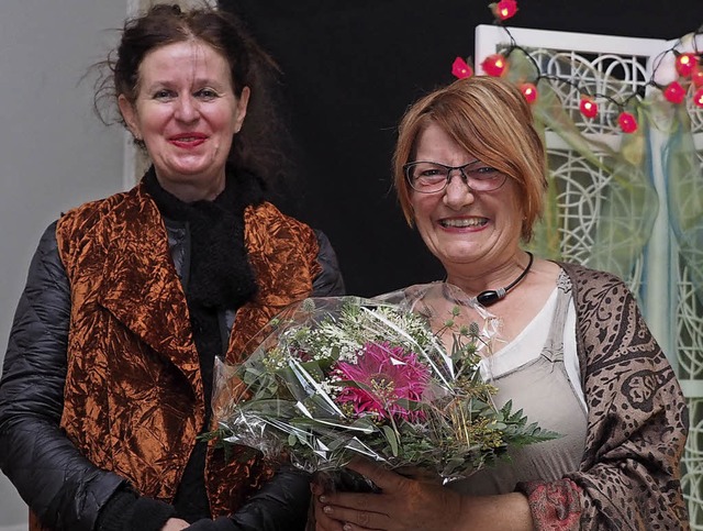 Denise Frey und Christine Mafli (von l...esucher im Trompeterschloss entgegen.   | Foto: Hans Christof Wagner