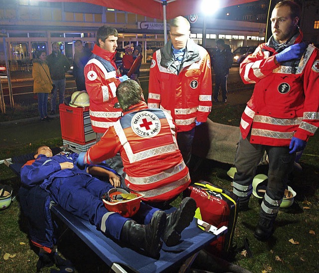 Simulierter Notfall: DRK-Helfer versuc...em &#8222;Verletzten&#8220; zu helfen.  | Foto: Paul Schleer