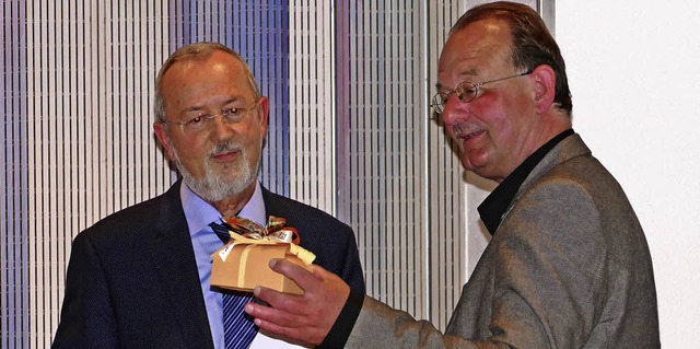 Peter Hofmeister (rechts) dankte Bertr...ilum der Wehrer Servicegemeinschaft.   | Foto: Hrvoje Miloslavic