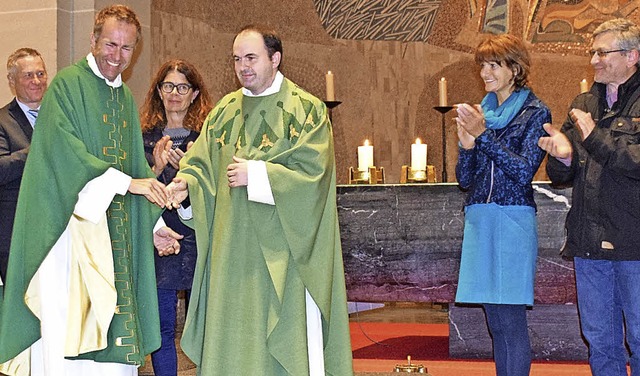 Dekan Jrg Mller (ganz links) berrei...es Freiburger Erzbischofs in Todtnau.   | Foto: paul Berger