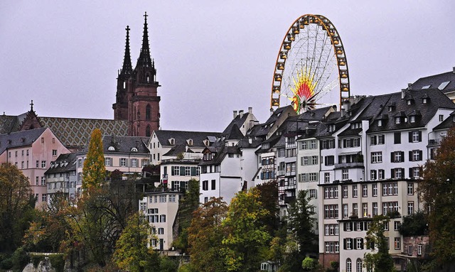 Das Riesenrad leuchtet ber der Altstadtkulisse von Basel.  | Foto: Martina David-Wenk