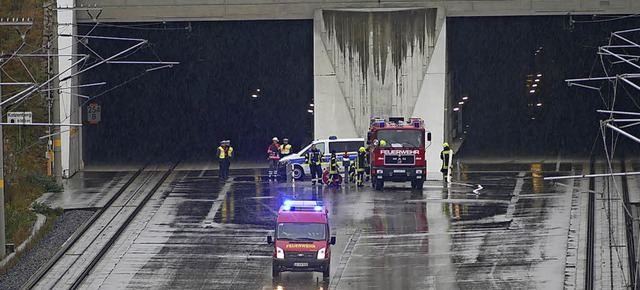 Vor dem Tunnel pumpt die Feuerwehr das...r aus dem Reservoir in die Leitungen.   | Foto: SENF