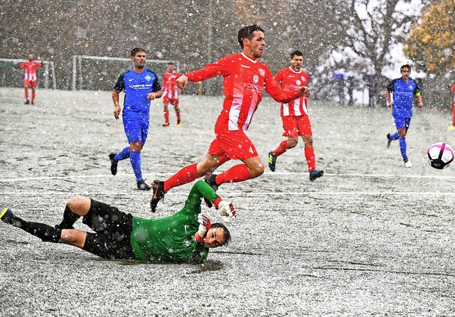 Der Lffinger Simon Weienberger chipp...-Torhter Rick Kiefer zum 2:0 ins Tor.  | Foto: Wolfgang Scheu