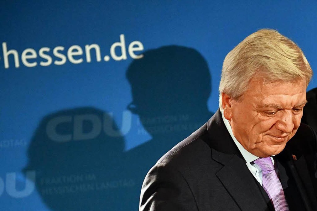 Volker Bouffier tritt nach den ersten Hochrechnungen vor die CDU-Anhänger.  | Foto: AFP