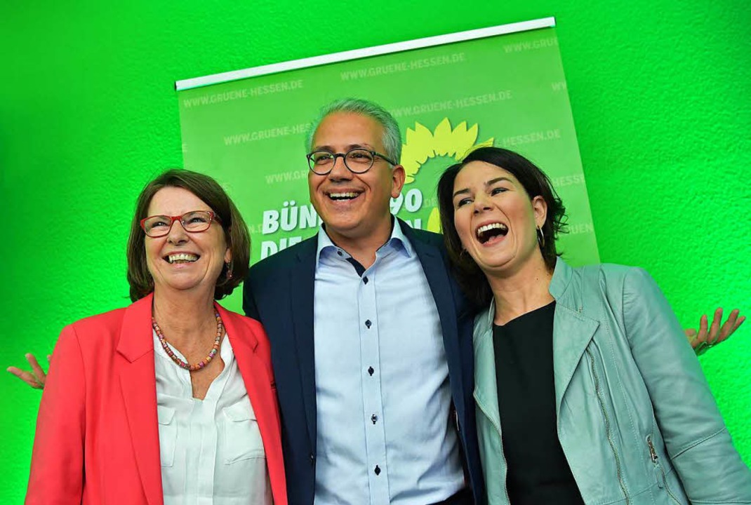 Die Grünen um Spitzenkandidat Tarek Al-Wazir (Mitte) jubeln.  | Foto: dpa