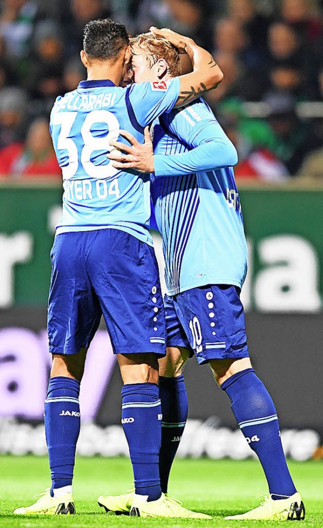 Leverkusens Karim Bellarabi jubelt mit...tzen zum 0:2, Julian Brandt (rechts).   | Foto: DPA